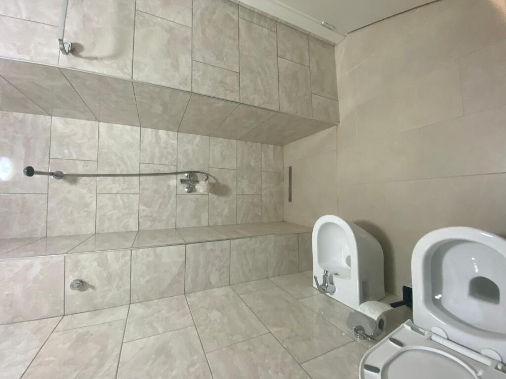 1+1,i mobiluar afer square 21,policia bashkiake,650 euro