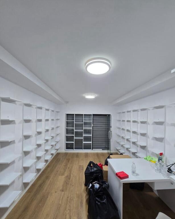 🏢 Shop for sale – Willson Square, Tirana