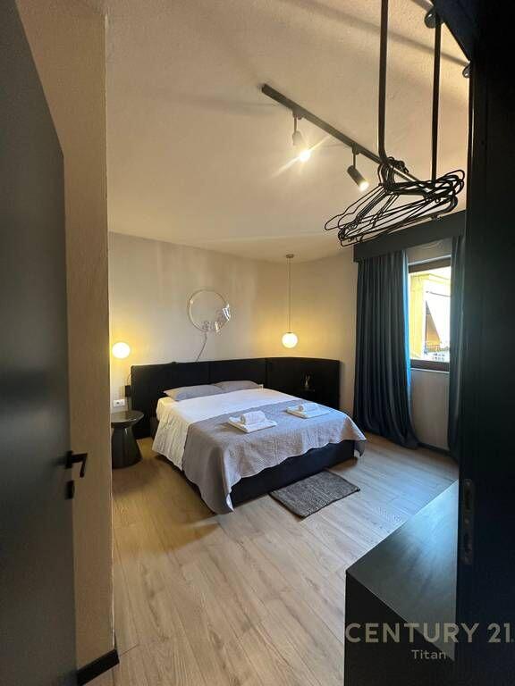 Jepet me qira apartament 1+1 me ballkon tek Bulevardi “Zogu i Parë”, Qendër, Tiranë!