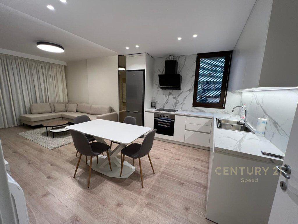 Apartament 1+1 + post parkimi ne rrugen e Barrikadave, prane Qendres!