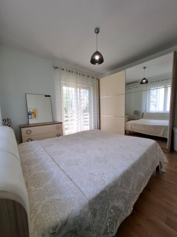 2+1,i mobiluar te kopshti zologjik,cmimi 800 euro me parkim