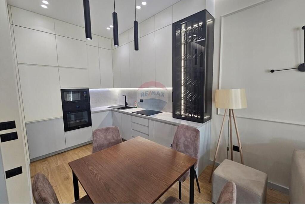 Apartament - Për Qira - Square 21, Tiranë