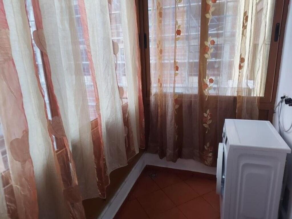 **JEPEt ME QIRA APARTAMENT 1+1 TEK ISH-EKPOZITA