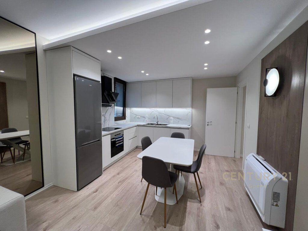 Apartament 1+1 + post parkimi ne rrugen e Barrikadave, prane Qendres!