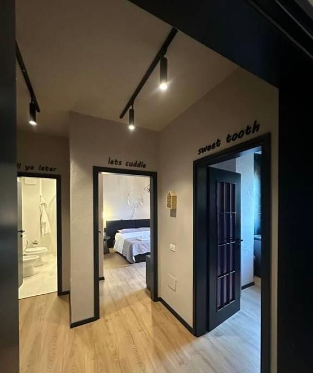 Apartament elegant 1+1 me ballkon dhe pamje panoramike – Bulevardi “Zogu i Parë”, Qendër, 650€/muaj