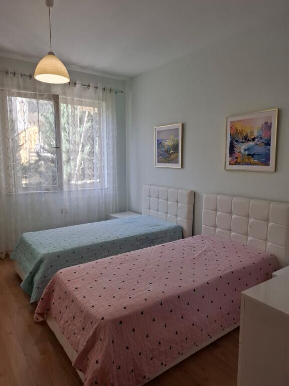 2+1,i mobiluar te kopshti zologjik,cmimi 800 euro me parkim
