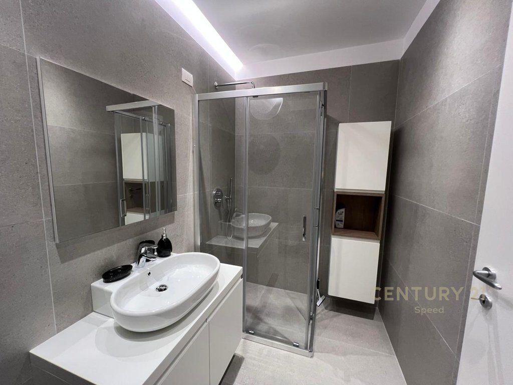 Apartament 1+1 + post parkimi ne rrugen e Barrikadave, prane Qendres!