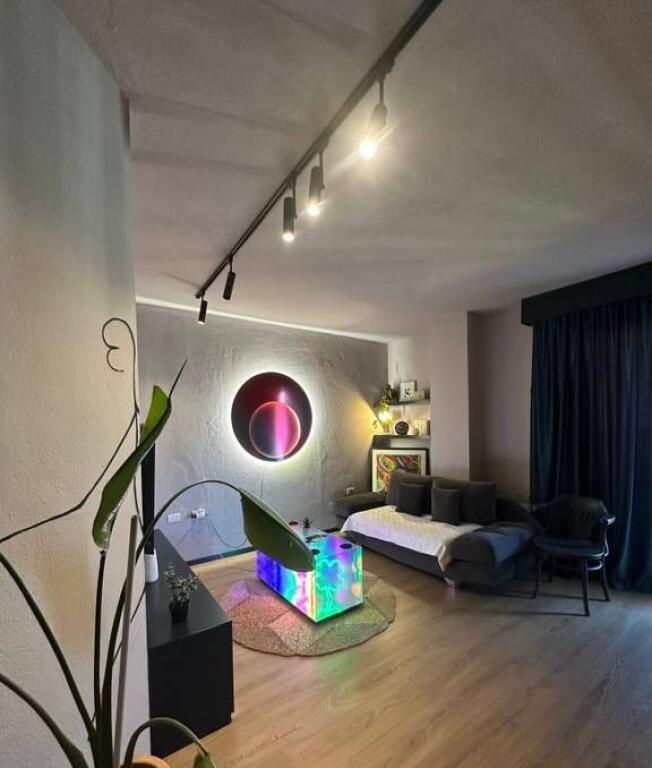 Apartament elegant 1+1 me ballkon dhe pamje panoramike – Bulevardi “Zogu i Parë”, Qendër, 650€/muaj