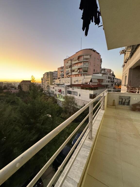 Shitet apartament