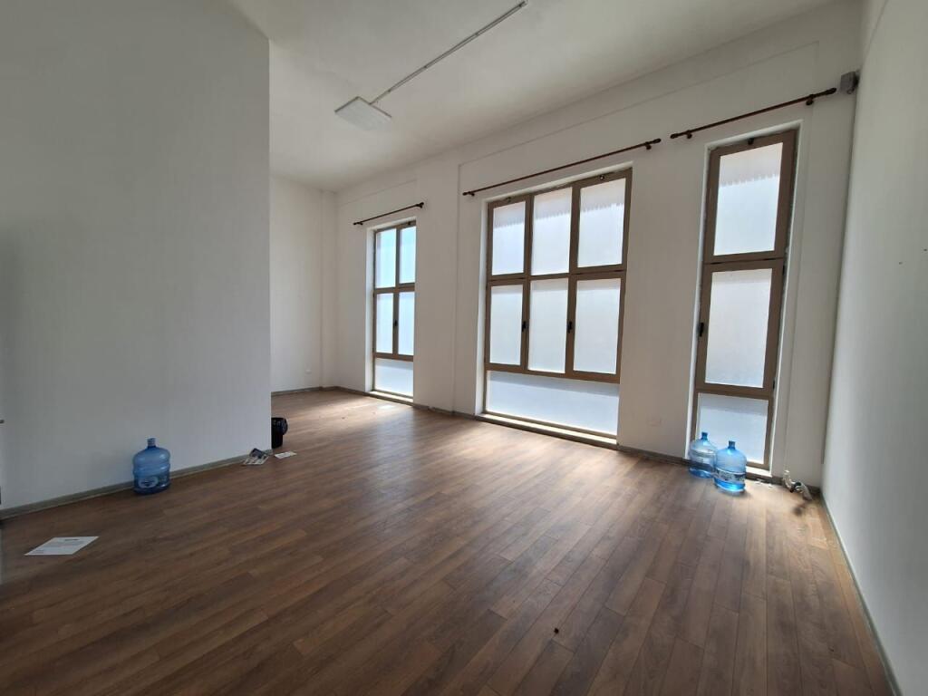 Locale commerciale in vendita a Xhamllik, adatto per uffici, cliniche, palestra (217m2)