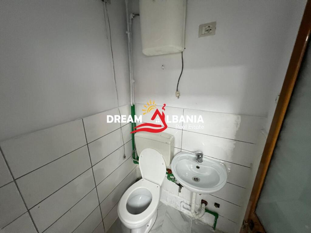 Ufficio in affitto in via Fortuzi, vicino alla scuola “Jeronim De Rada” a Tirana (ID 42611258)