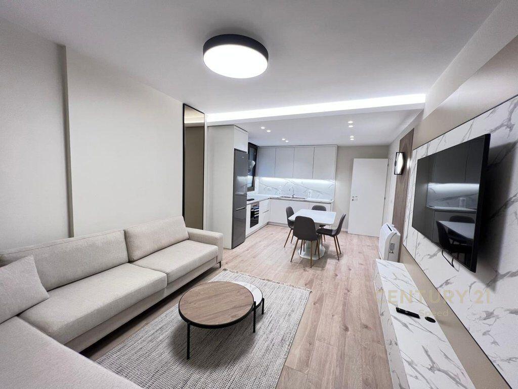 Apartament 1+1 + post parkimi ne rrugen e Barrikadave, prane Qendres!