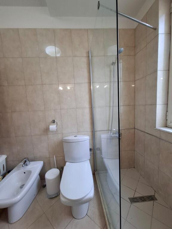 2+1,i mobiluar te kopshti zologjik,cmimi 800 euro me parkim