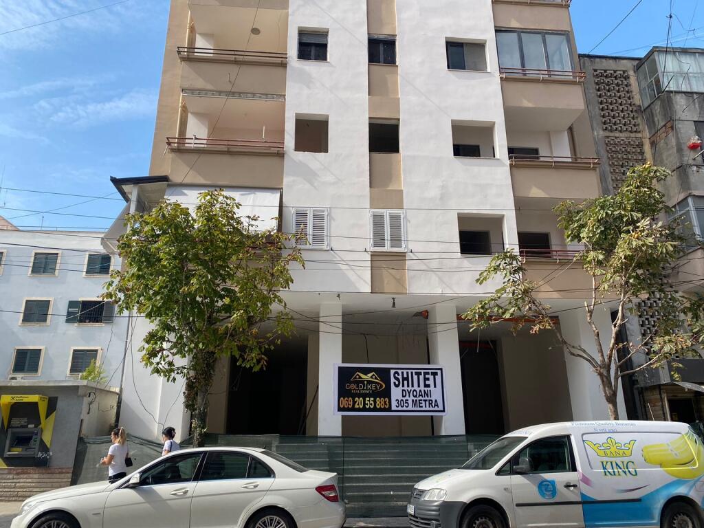 Shitet Dyqan Ngjitur me Policine Durres