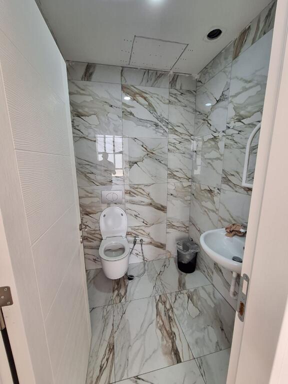 Locale commerciale in vendita a Xhamllik, adatto per uffici, cliniche, palestra (217m2)