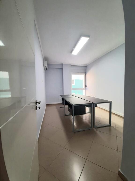 OFFICE FOR RENT 98M2 CENTER 80,000 LEKE