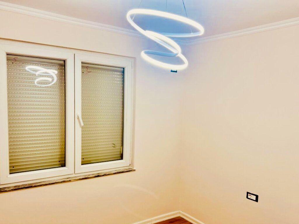 Appartamento 2+1+1 con balcone al Bulevardi Zogu i 1!
