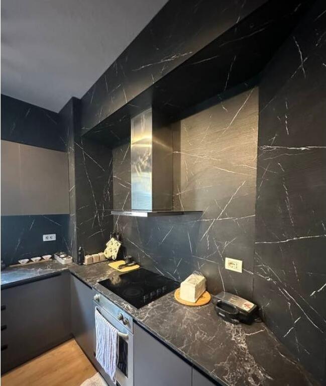 Apartament elegant 1+1 me ballkon dhe pamje panoramike – Bulevardi “Zogu i Parë”, Qendër, 650€/muaj