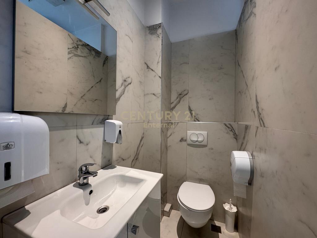 Ambient Biznesi / Zyre me qira tek 'Park Gate', Rruga e Elbasanit 3,000 € /Muaj Sip. Totale  160m2
