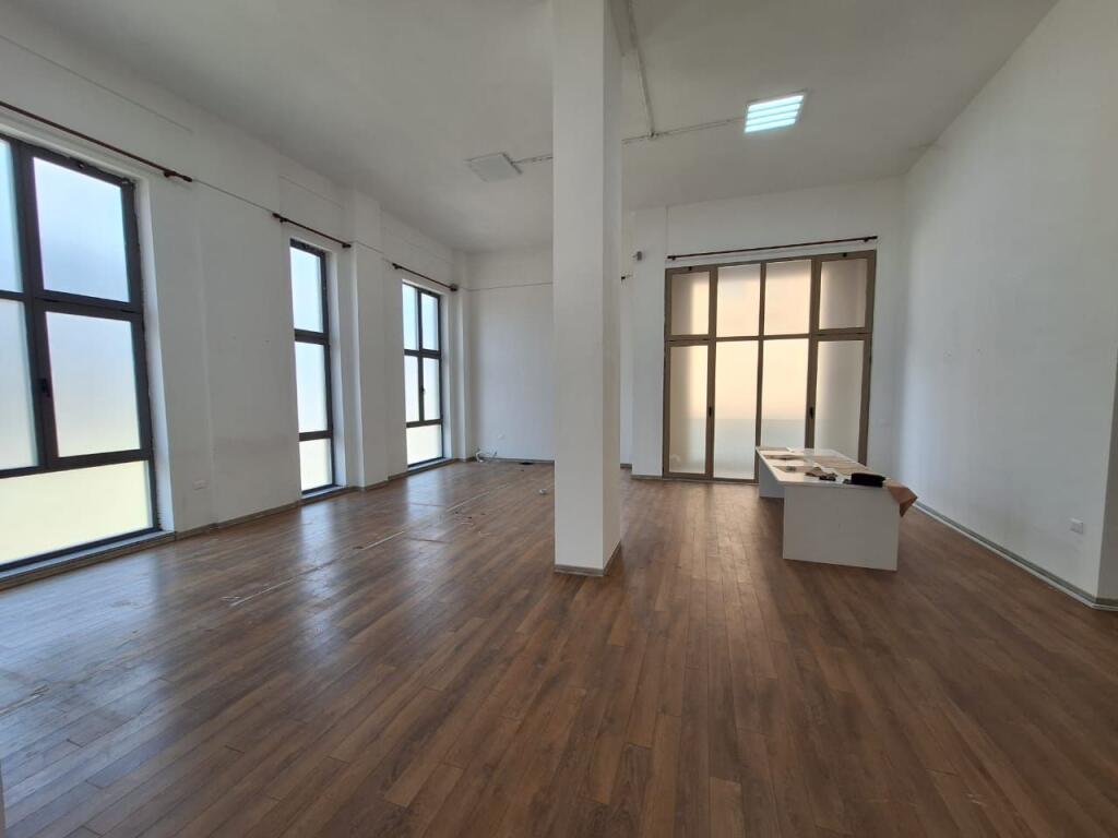 Locale commerciale in vendita a Xhamllik, adatto per uffici, cliniche, palestra (217m2)