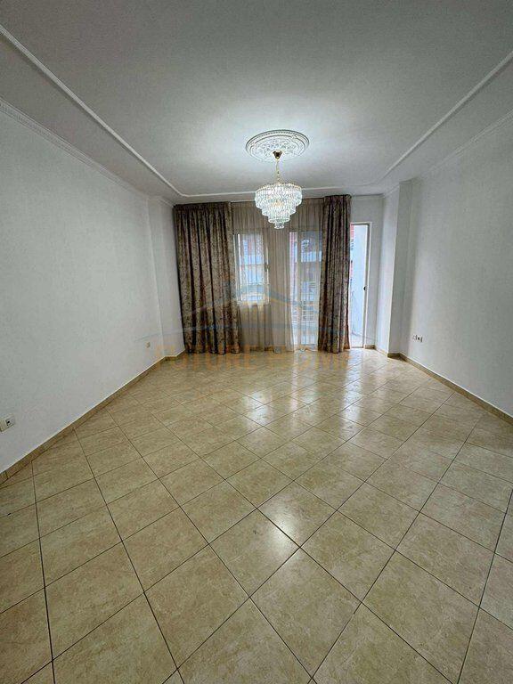 In vendita, appartamento 2+1+2 a “Lin” Yzberisht, Tirana