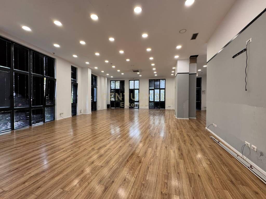 Ambient Biznesi / Zyre me qira tek 'Park Gate', Rruga e Elbasanit 3,000 € /Muaj Sip. Totale  160m2