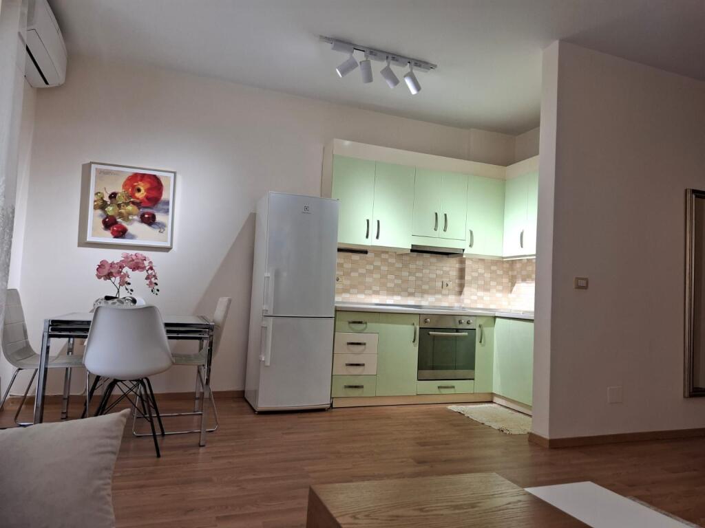 2+1,i mobiluar te kopshti zologjik,cmimi 800 euro me parkim
