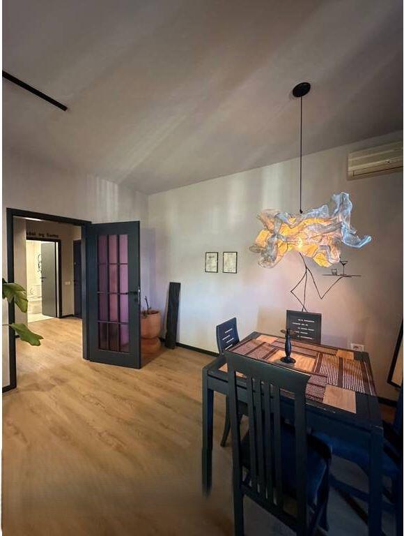JEPET ME QIRA APARTAMENT 1+1+BALLKON TEK BULEVARDI "ZOGU I PARE", QENDER! 650 € /Muaj
