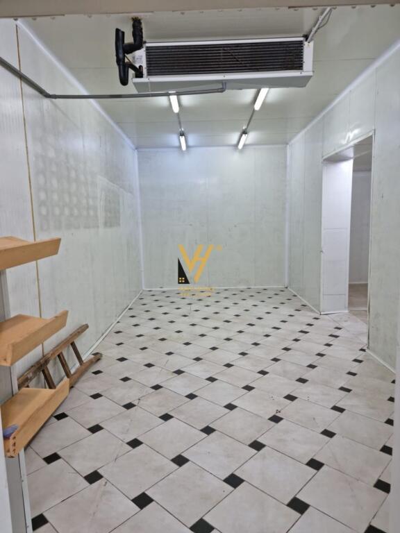 WAREHOUSE 300 M2 FOR RENT IN SELITE 1,000 EURO