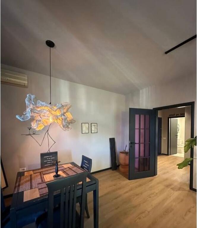 Apartament elegant 1+1 me ballkon dhe pamje panoramike – Bulevardi “Zogu i Parë”, Qendër, 650€/muaj