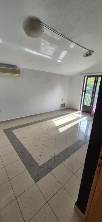 🏠 Jepet me qira vilë 2+1 + hyrje 1+1 📍 Rruga e Dibrës, tek Selvia