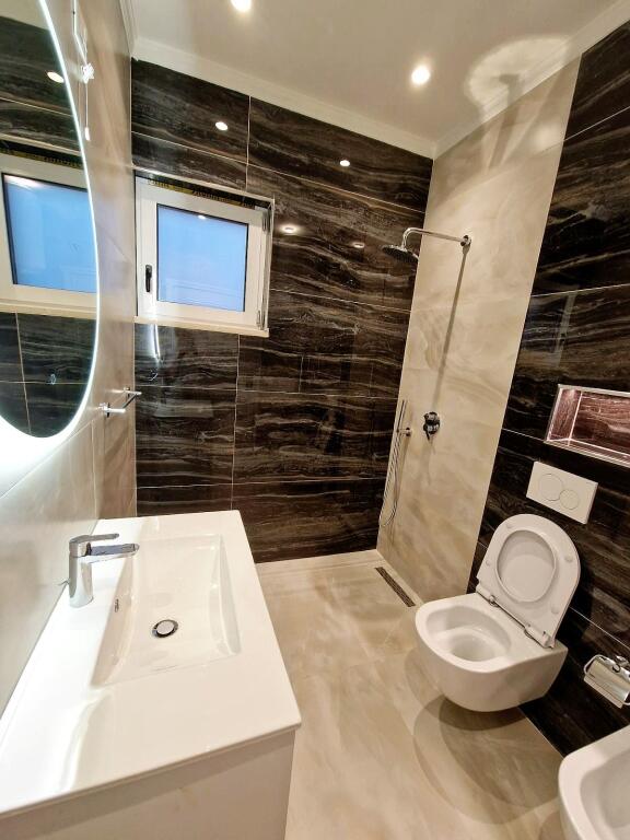 Luxury villa, 5 km from Qerreti beach, (entrance to the northern ring of Kavaja)