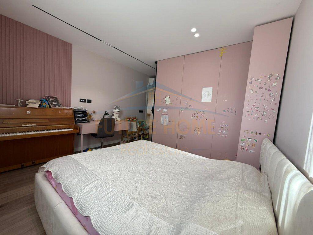 Shitet apartament 3+1+2+depo + 2 poste parkimi Kopshti Botanik