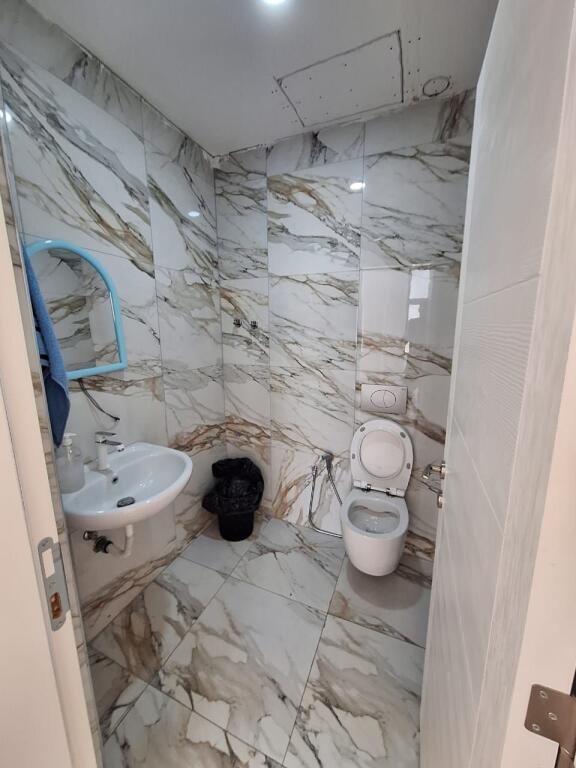 Locale commerciale in vendita a Xhamllik, adatto per uffici, cliniche, palestra (217m2)