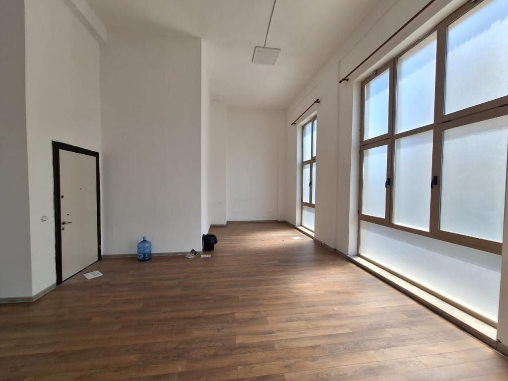 Locale commerciale in vendita a Xhamllik, adatto per uffici, cliniche, palestra (217m2)