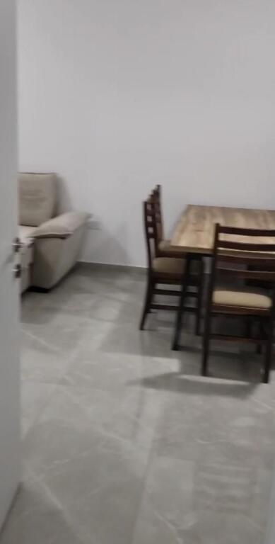 Affittasi appartamento 2+1, Shkoze vicino alla scuola elementare Androkli Kostollari 550 mila lek