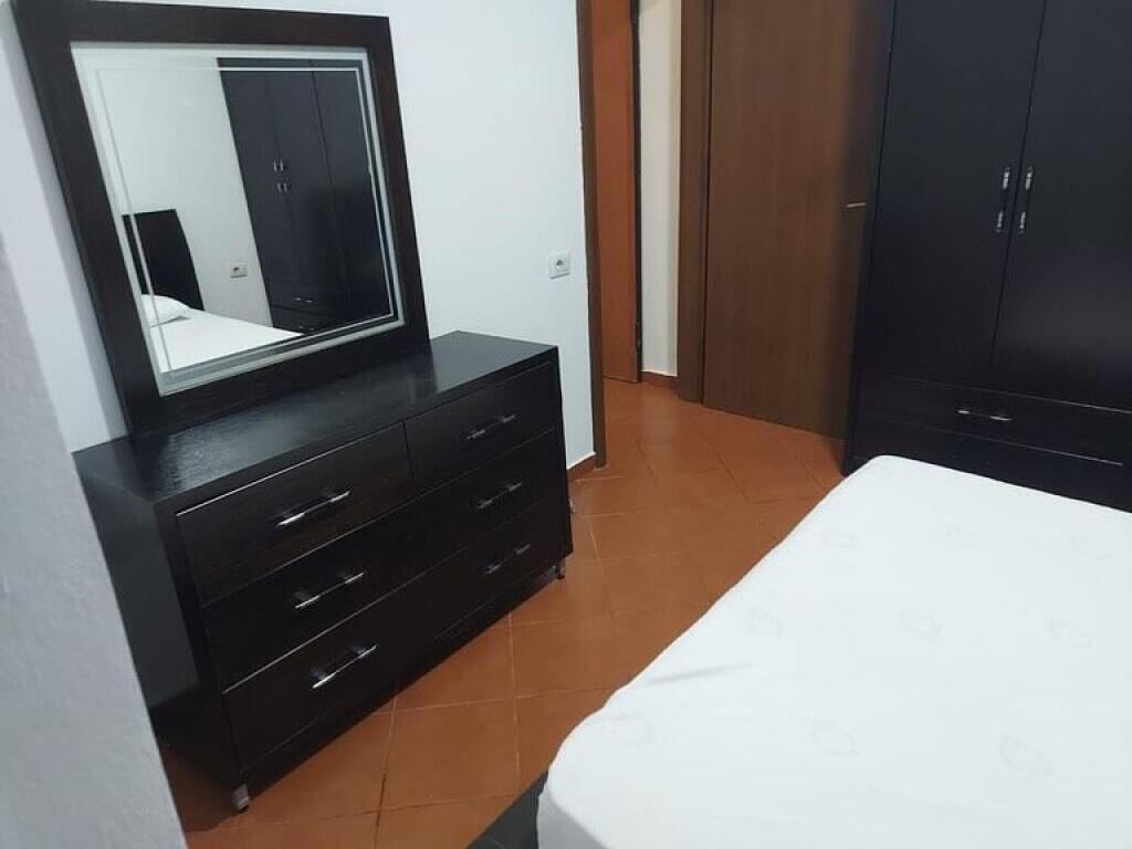 **JEPEt ME QIRA APARTAMENT 1+1 TEK ISH-EKPOZITA