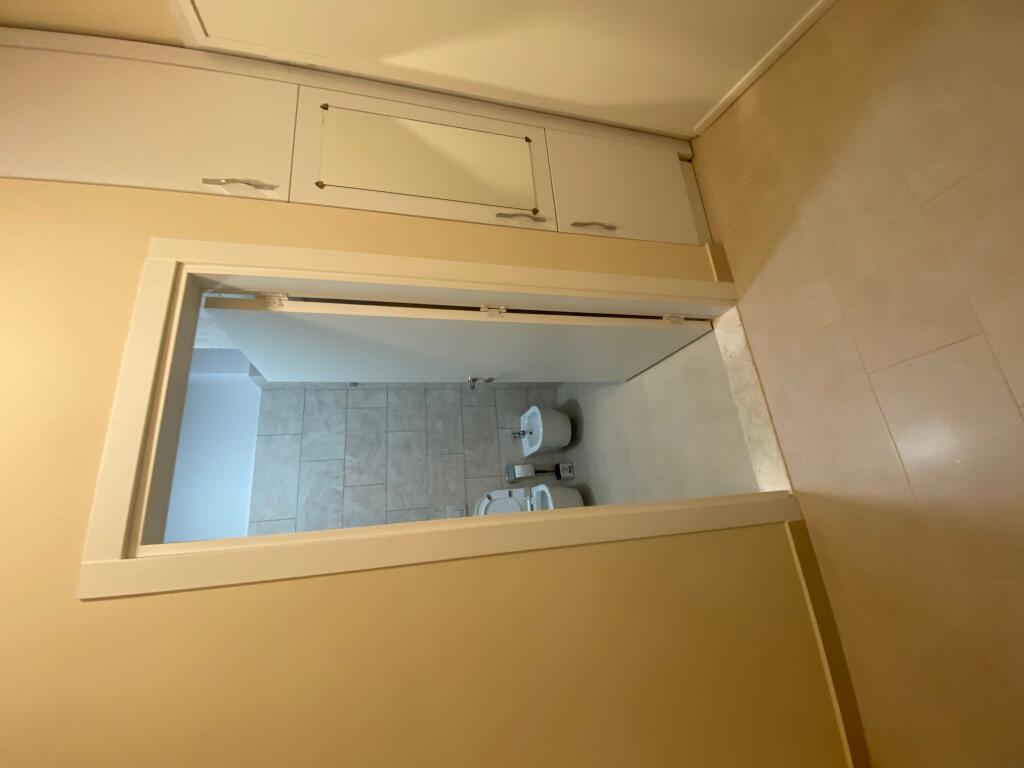 1+1,i mobiluar afer square 21,policia bashkiake,650 euro