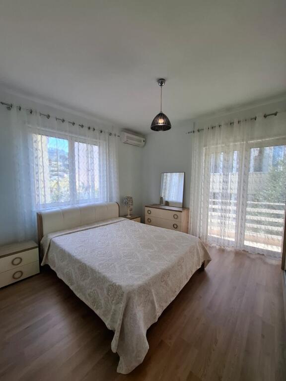 2+1,i mobiluar te kopshti zologjik,cmimi 800 euro me parkim