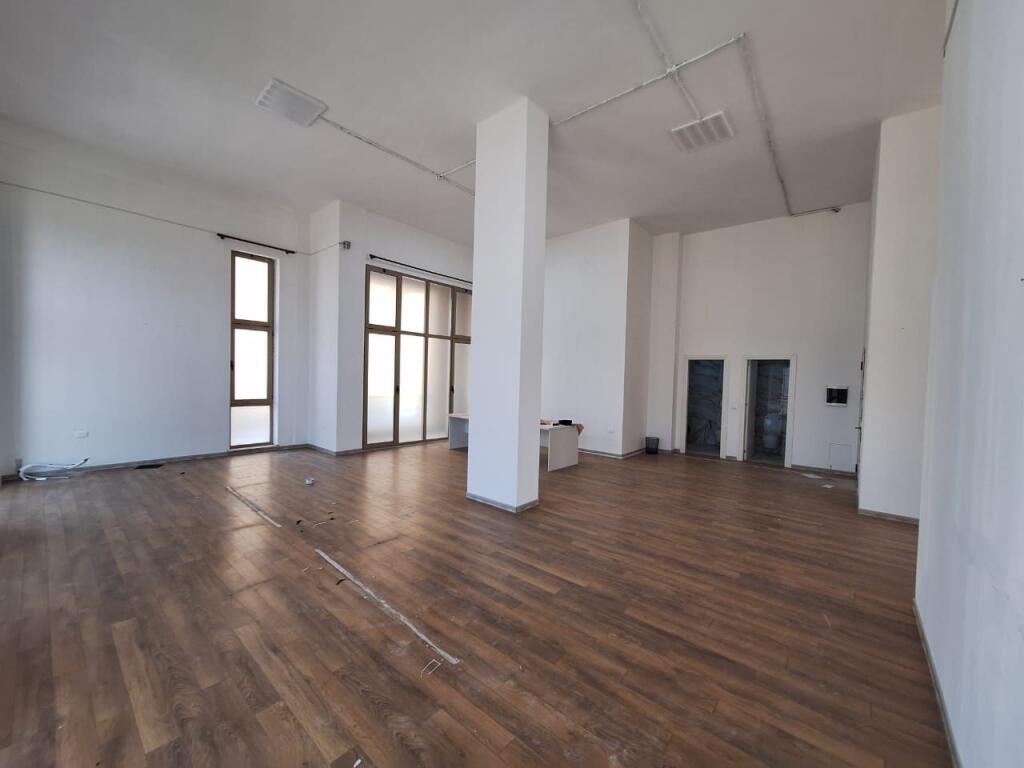 Locale commerciale in vendita a Xhamllik, adatto per uffici, cliniche, palestra (217m2)