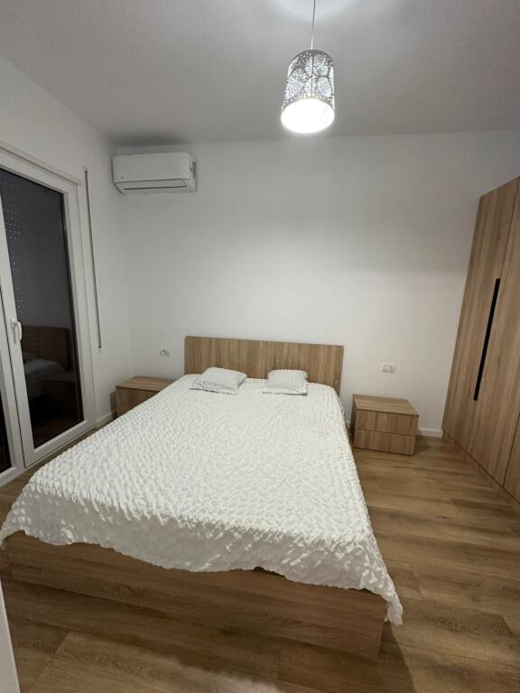 1+1,appena arredato,nuovo edificio vicino alla scuola rossa,550 euro