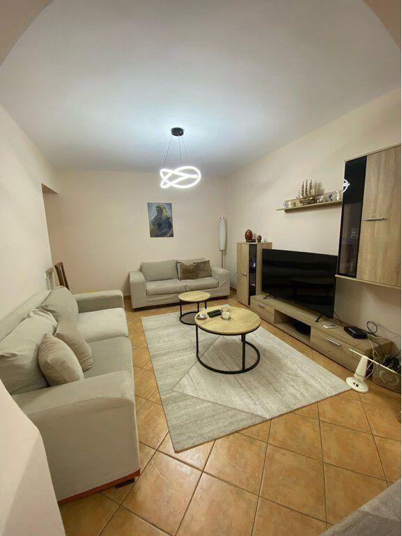 Disponiamo di un appartamento 2+1 in affitto, Myslym Shyri, Tirana.