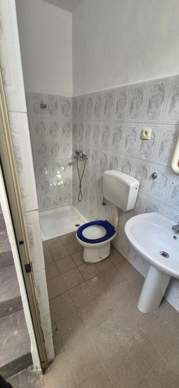 🏠 Jepet me qira vilë 2+1 + hyrje 1+1 📍 Rruga e Dibrës, tek Selvia
