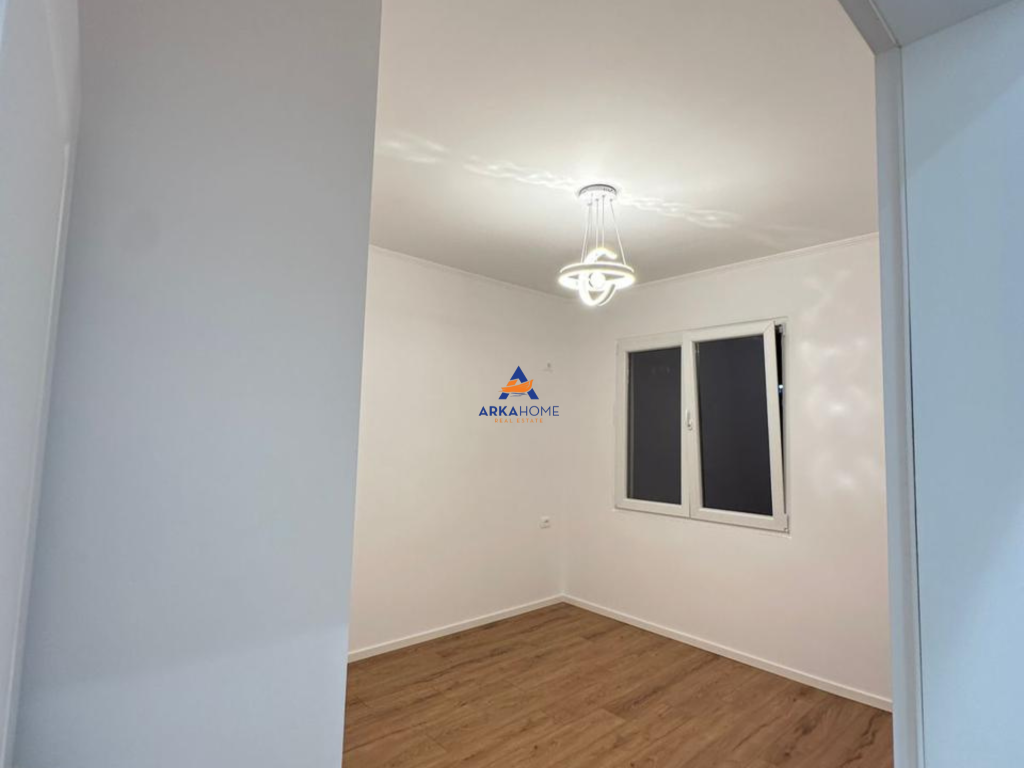UFFICIO IN AFFITTO 2+1+2 BALCONI "COMUNE DI PARIGI" 750.000 LEKE
