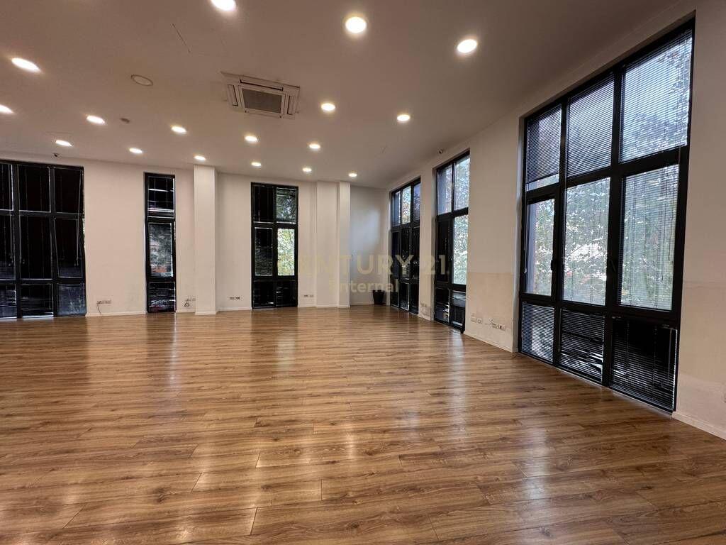 Ambient Biznesi / Zyre me qira tek 'Park Gate', Rruga e Elbasanit 3,000 € /Muaj Sip. Totale  160m2