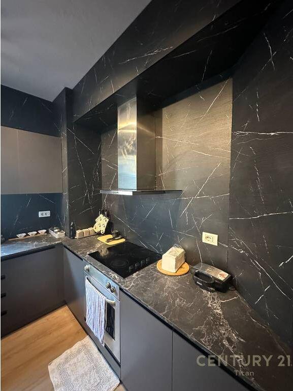 Jepet me qira apartament 1+1 me ballkon tek Bulevardi “Zogu i Parë”, Qendër, Tiranë!