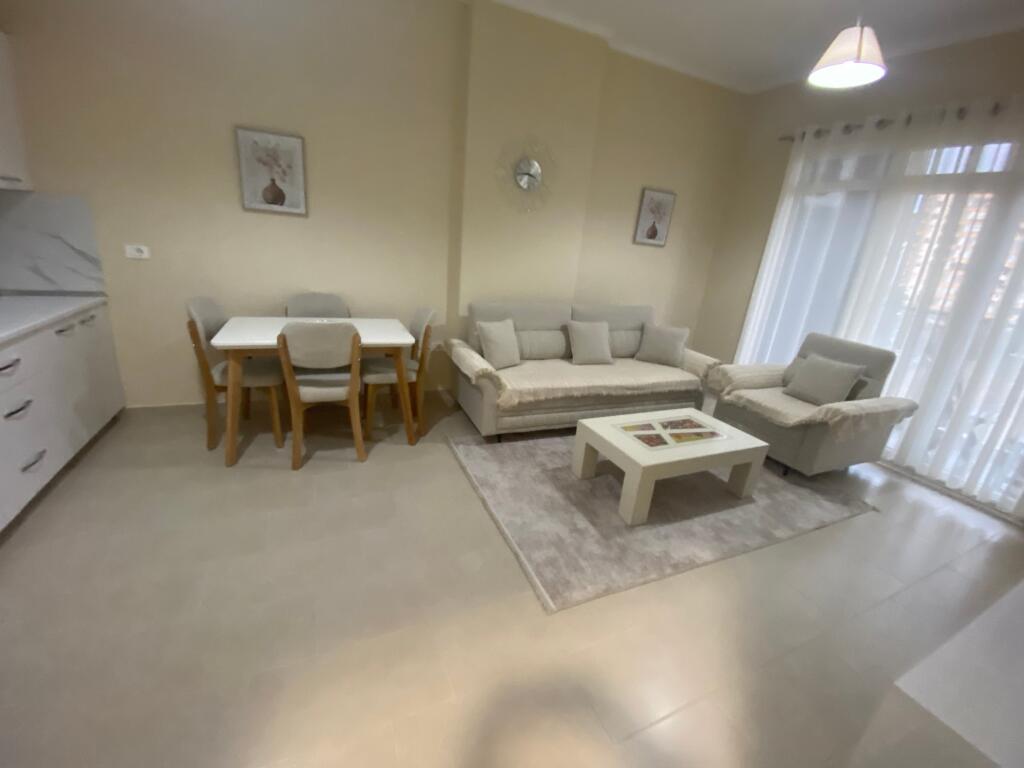 1+1,i mobiluar afer square 21,policia bashkiake,650 euro