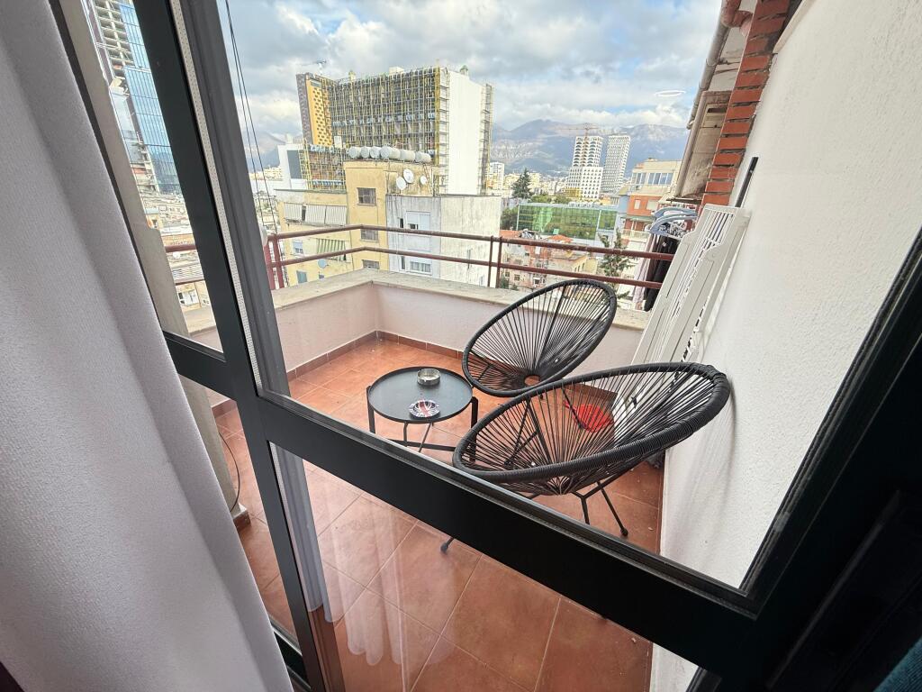 🏠 Appartamento 1+1 in affitto 📍 Zona: Myslym Shyri, Tirana 🏢 Piano: 8 (con ascensore) 💶 Prezzo: 550 € / mese