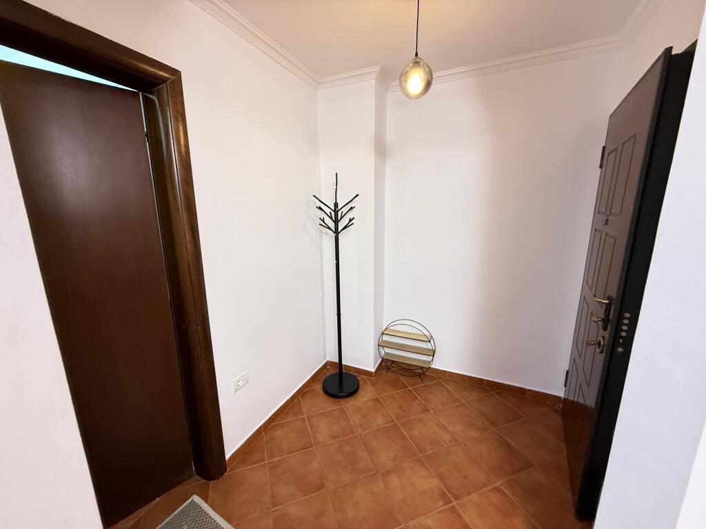 🏠 Appartamento 1+1 in affitto 📍 Zona: Myslym Shyri, Tirana 🏢 Piano: 8 (con ascensore) 💶 Prezzo: 550 € / mese