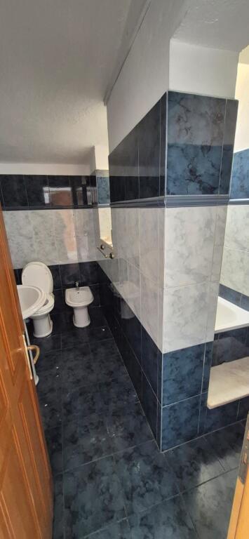 🏠 Jepet me qira vilë 2+1 + hyrje 1+1 📍 Rruga e Dibrës, tek Selvia
